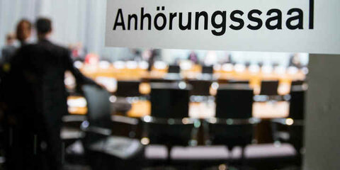 Tür des Anhörungssaals, in dem der NSA-Untersuchungsausschuss die öffentlichen Zeugenbefragungen durchführt.