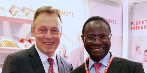 Die SPD-Bundestagsabgeordneten Thomas Oppermann und Dr. Karamba Diaby auf dem Bundesparteitag 2015