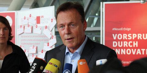 SPD-Fraktionschef Thomas Oppermann beim Pressestatement auf dem "Tag der Ein- und Ausblicke" im Bundestag am 6. September 2015