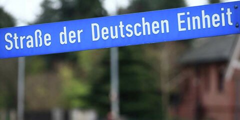 Abbildung des Schildes "Straße der Deutschen Einheit"