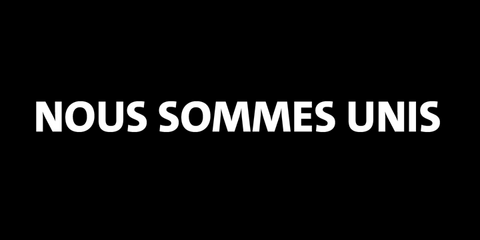 Schwarzes Banner mit Schriftzug: Nous sommes unis.