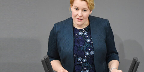 Franziska Giffey redet im Plenum