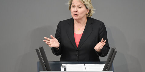Svenja Schulze am Rednerpult im Deutschen Bundestag