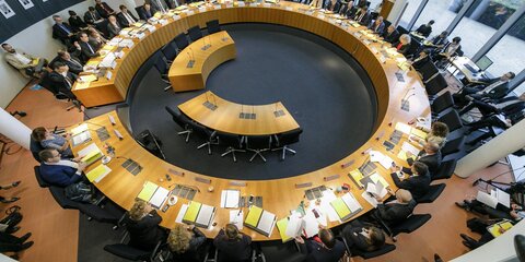 Übersicht über den Sitzungssaal, während der Sitzung des Petitionsausschusses