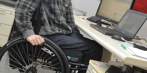 Mann im Rollstuhl vor dem PC