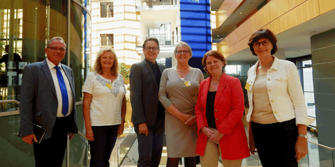 Petitionsausschuss-Treffen in Berlin: SPD-Abgeordnete aus dem Bundestag und dem Landtag NRW, v.l.n.r.: Udo Schiefner, MdB; Iris Preuß-Buchholz, MdL; Stefan Schwartze, MdB; Cornelia Ruhkemper, MdL; Annette Sawade, MdB; Annette Wattermann-Krass, MdL