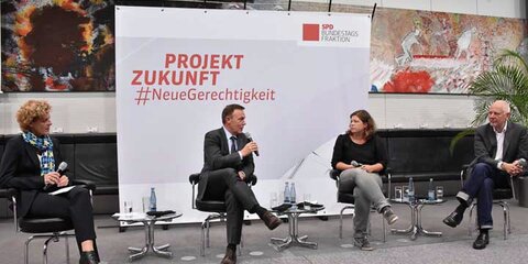 Thomas Oppermann diskutiert mit der Autorin Julia Friedrichs und dem Zukunftsforscher Matthias Horx. 