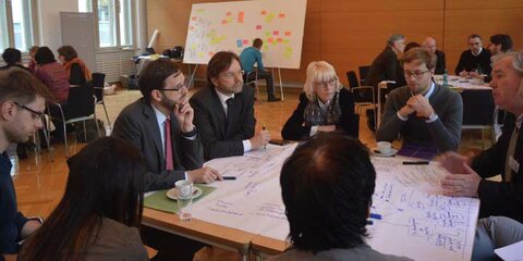 Das Foto zeigt die Gruppenarbeit beim Expertenworkshop "Gutes Leben beginnr im sozialen Quartier"