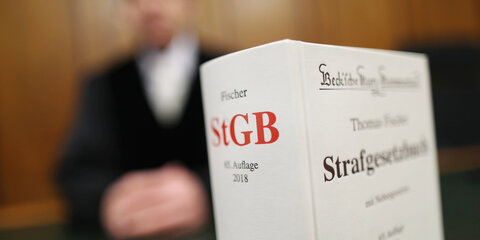 Ein Strafgesetzbuch (StGB) steht im Oberlandesgericht auf der Richterbank.