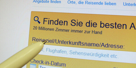 Auf einem Computer-Bildschirm ist die Internetseite eines Online-Buchungsportals zu sehen. Gefälschte Online-Bewertungen sind nach Ansicht von Verbraucherschützern für Kunden kaum zu erkennen.