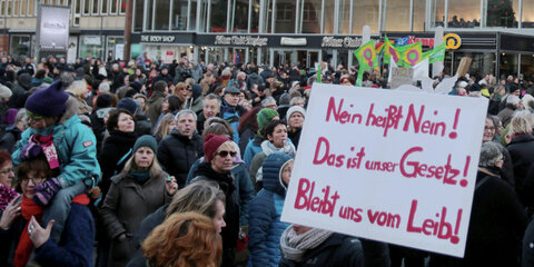 Demonstration auf dem Kölner Hauptbahnhof für den Grundsatz „Nein heißt Nein" im Sexualstrafrecht