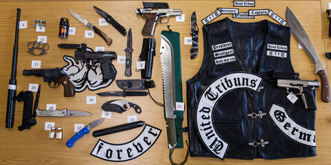 Zahlreiche beschlagnahmte Waffen und eine Lederjacke liegen am 13.11.2015 auf einem Tisch im Polizeipräsidium in Stuttgart (Baden-Württemberg).