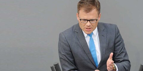 Carsten Schneider redet im Plenum
