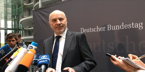 SPD-Verteidigungsexperte Rainer Arnold beim Pressestatement im Bundestag (10.05.2017)