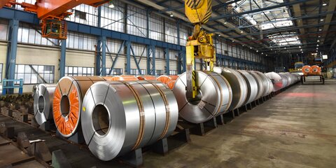 Industrieanlage zur Herstellung von Blechrollen in einer Stahlmühle