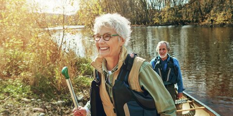 Porträt eines glücklichen Seniorenpaares, bei einem Abenteuer auf dem Fluss in der Natur.