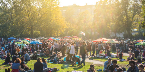 Menschen bei einem Fest in einem Park