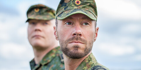 Zwei deutsche Soldaten schauen zur Seite