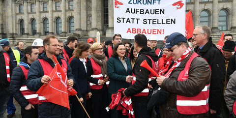 Vor dem Reichstagsgebäude: SPD-Abgeordnete bekunden Solidarität mit Siemens-Beschäftigten, die Stellenabbau fürchten