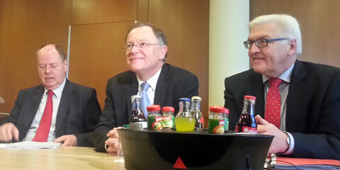 Peer Steinbrück, Stephan Weil und Frank-Walter Steinmeier stellen das Positionspapier vor