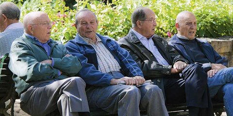 Rentner sitzen auf einer Bank
