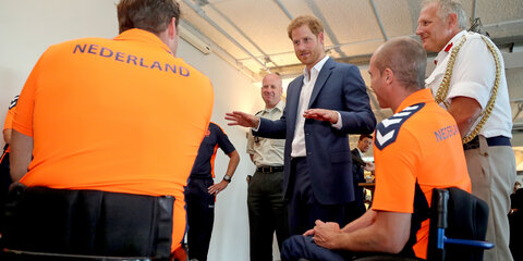 Der britische Prinz Harry spricht bei einem Empfang mit Mitgliedern des niederländischen Teams für die Invictus Games (paralympische Sportveranstaltung)