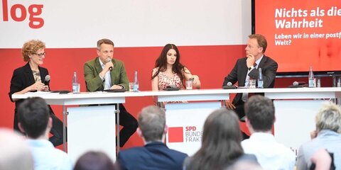 Talk "Nichts als die Wahrheit: Leben wir in einer postfaktischen Welt" mit Nikolaus Blome, Marina Weisband, Thomas Oppermann im Bundestag