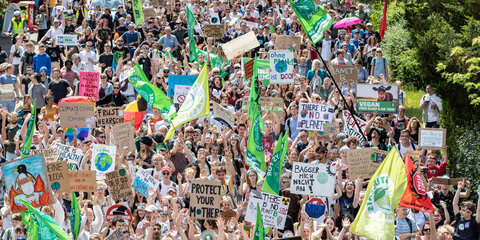 Mehrere tausend Teilnehmer ziehen bei der Klimademonstration "Fridays for Future" durch die Stadt.