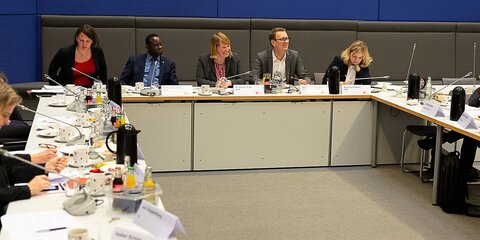Abgeordnete der Arbeitsgruppe Bildung und Forschung sitzen am Besprechungstisch und hören Teilnehmern bei einer Veranstaltung zu