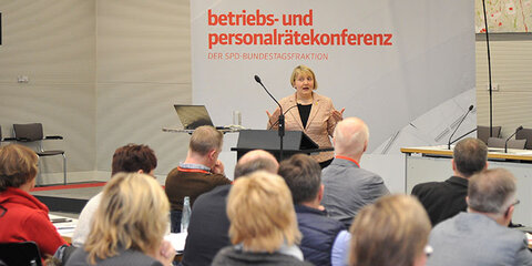Katja Mast spricht auf der Betriebsrätekonferenz