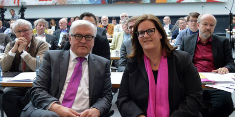 Bundesaußenminister Frank-Walter Steinmeier und Kerstin Griese, SPD-Abgeordnete und religionspolitische Fraktionssprecherin