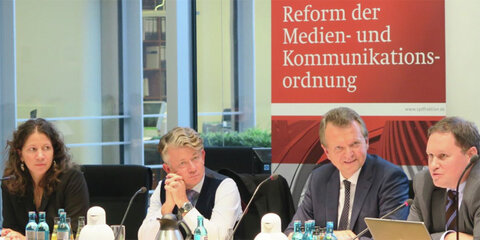 Podium der Dialogveranstaltung mit Vertreterinnen und Vertretern der Ebenen EU, Bund und Länder: Krisztina Stump, Wolfgang Wohnhas, Martin Dörmann und Dr. Carsten Brosda