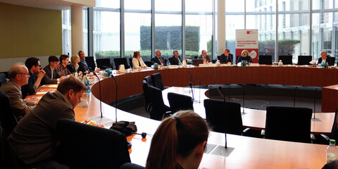 Expertenaustausch im Bundestag: Workshop zu Umstiegschancen: Abgeordnete der Projektgruppe #NeueChancen der SPD-Bundestagsfraktion und Fachleute aus dem Bildungsbereich