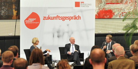 Beim Zukunftsgespräch der SPD-Fraktion im Bundestag zu Strategien gegen sinkende Wahlbeteiligung: Bundespräsident Lammert (mittig) und SPD-Fraktionschef Oppermann (re)