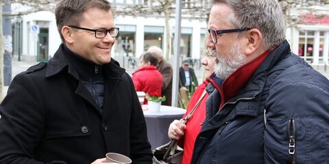 Carsten Schneider im Gespräch mit interessierten Bürgern während der Dialogtour
