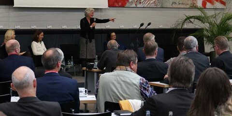 Blick auf das Podium des Demografiekongresses mit Manuela Schwesig, Aydan Özoğuz, Petra Crone und Andrea Nahles