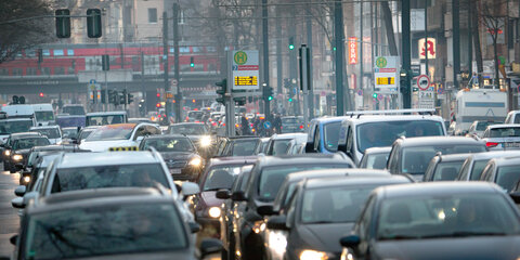 Autos fahren im morgendlichen Berufsverkehr
