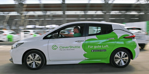 Ein Mitarbeiter des Fahrdienstes CleverShuttle startet an der Station des Unternehmens auf dem Hauptbahnhof Leipzig mit einem Fahrzeug.
