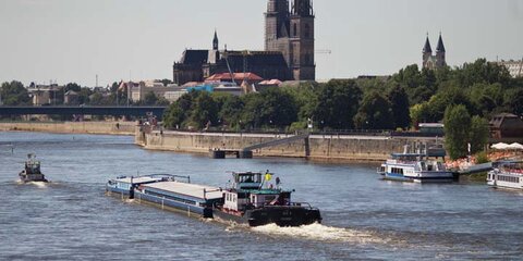 Schubkahn auf der Elbe in Magdeburg