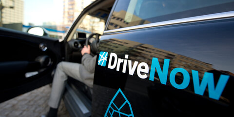 Ein Mann steigt aus einem Car-Sharing Auto aus