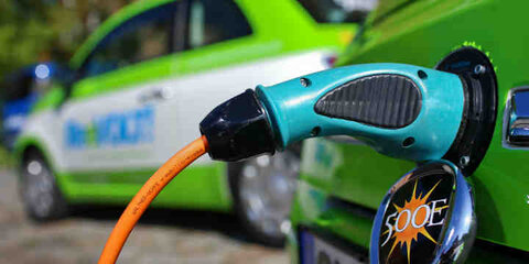 Ein Elektroauto wird mit Strom betankt