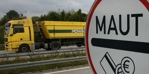 Mautschild vor LKW
