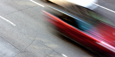 Zwei Autos, unscharf und im Anschnit