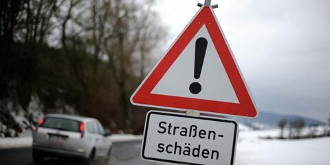 Verkehrsschild warnt vor Straßenschäden