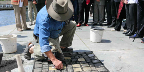 Der Künstler Gunter Demnig verlegt Stolpersteine vor dem Marie-Elisabeth-Lüders-Haus