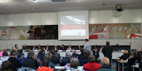 Foto von der Werkstatträtekonferenz 2015 vom vollbesetzten Saal Richtung Podium