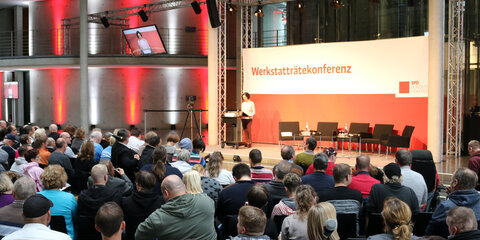 Foto von der Werkstatträtekonferenz 2018 vom vollbesetzten Foyer Richtung Podium
