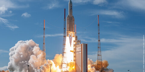 Eine Rakete vom Typ Ariane 5 startet.