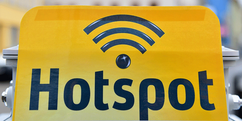 Auf dem Wenigemarkt ist am 10.12.2013 in Erfurt (Thüringen) das Logo eines WLAN-Hotspots zu sehen. 