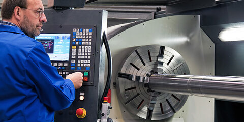 Arbeiter an moderner Maschine